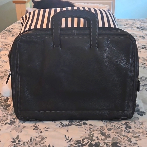 Wilson's Leather soft sided small briefcase/laptop/tablet carrying case in black - Picture 2 of 7